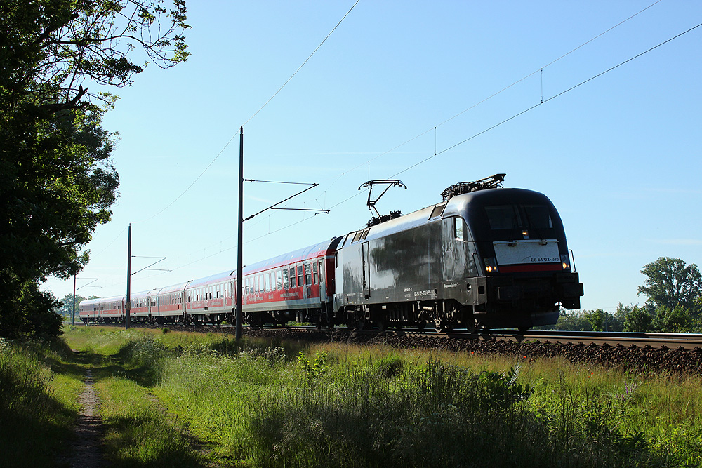 22.05.2014 07:58 Uhr - MRCE ES64U2-070 fährt mit dem IRE 18596 Berlin - Hamburg in Richtung Salzwedel