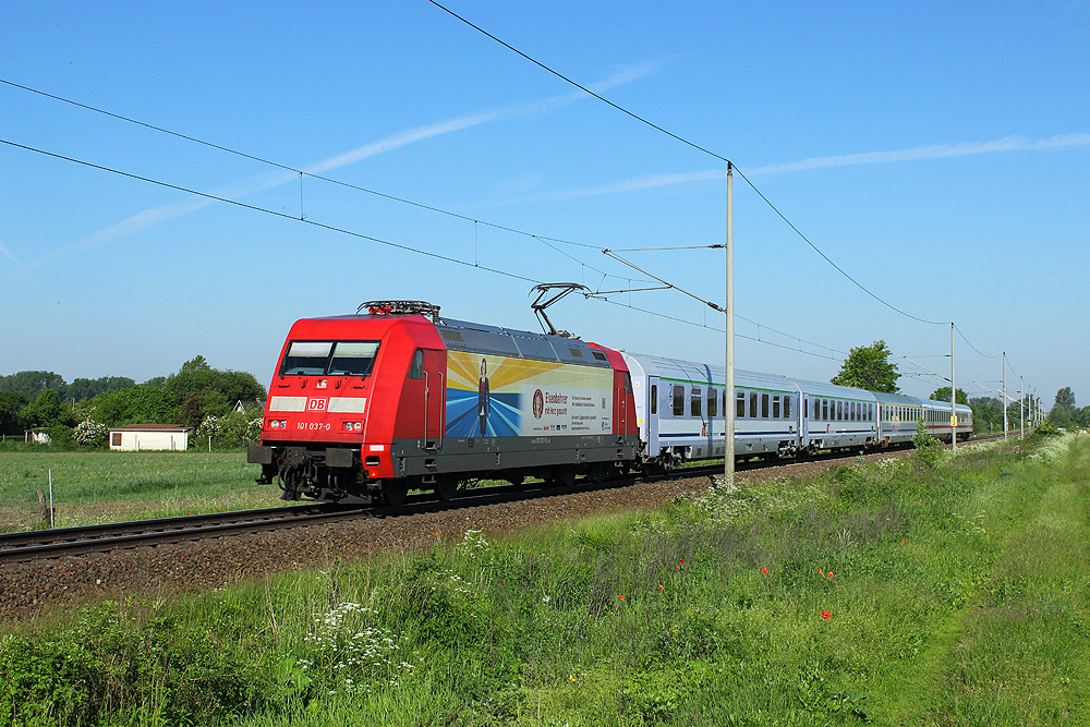 22.05.2014 08:47 Uhr - 101 037 kommt mit dem EC 249  Wawel  Hamburg - Wroclaw aus Richtung Salzwedel
