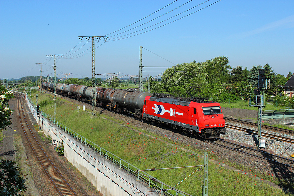 22.05.2014 09:36 Uhr - HGK 185 582 kommt mit einem Kesselzug aus Richtung Salzwedel