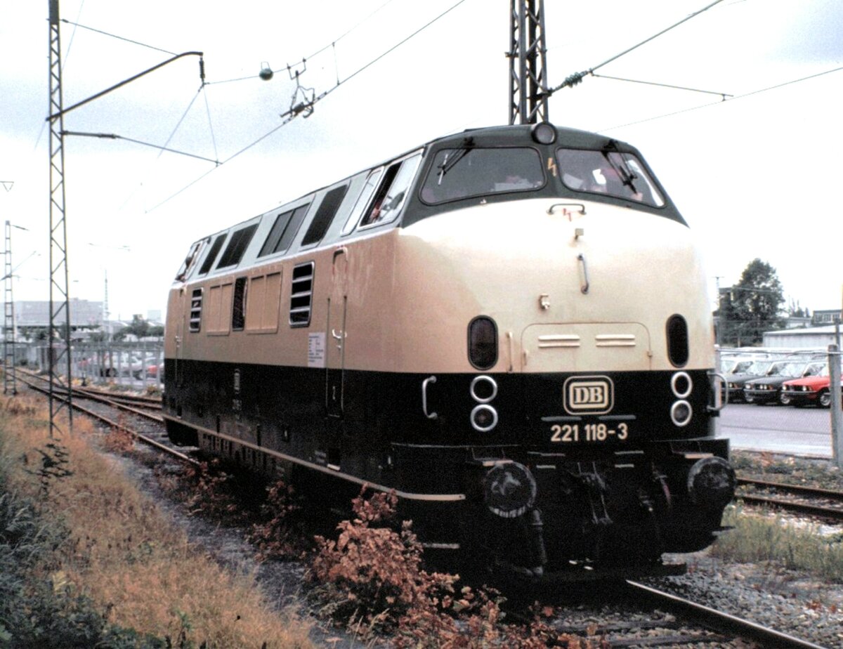 221 118-3 in München-Freimann; das  Osterei  hat am 27.06.1982 Führerstandsmitfahrten durchgeführt.