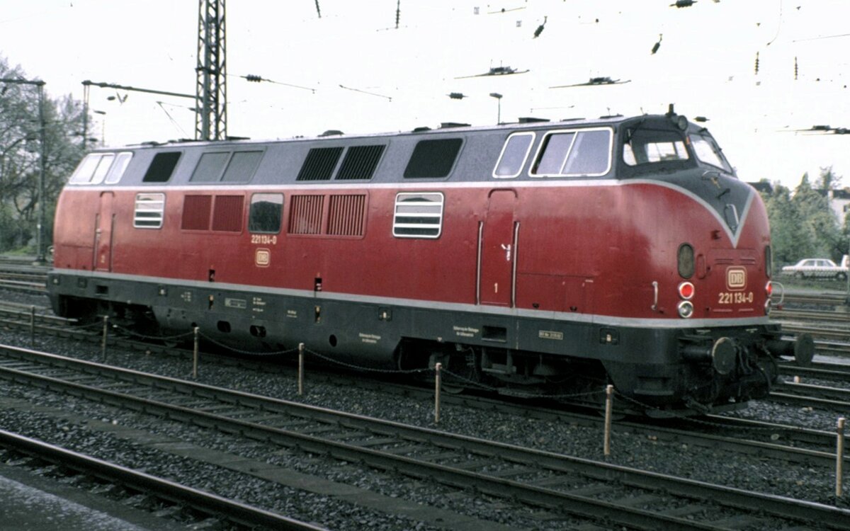 221 134-0 in Duisburg-Styrum am 29.04.1983.