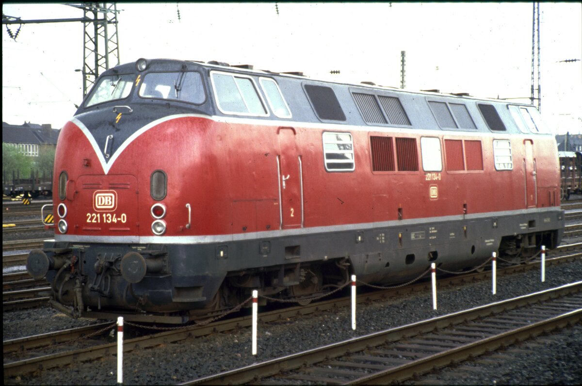 221 134-0 in Essen-Styrum am 29.04.1983.