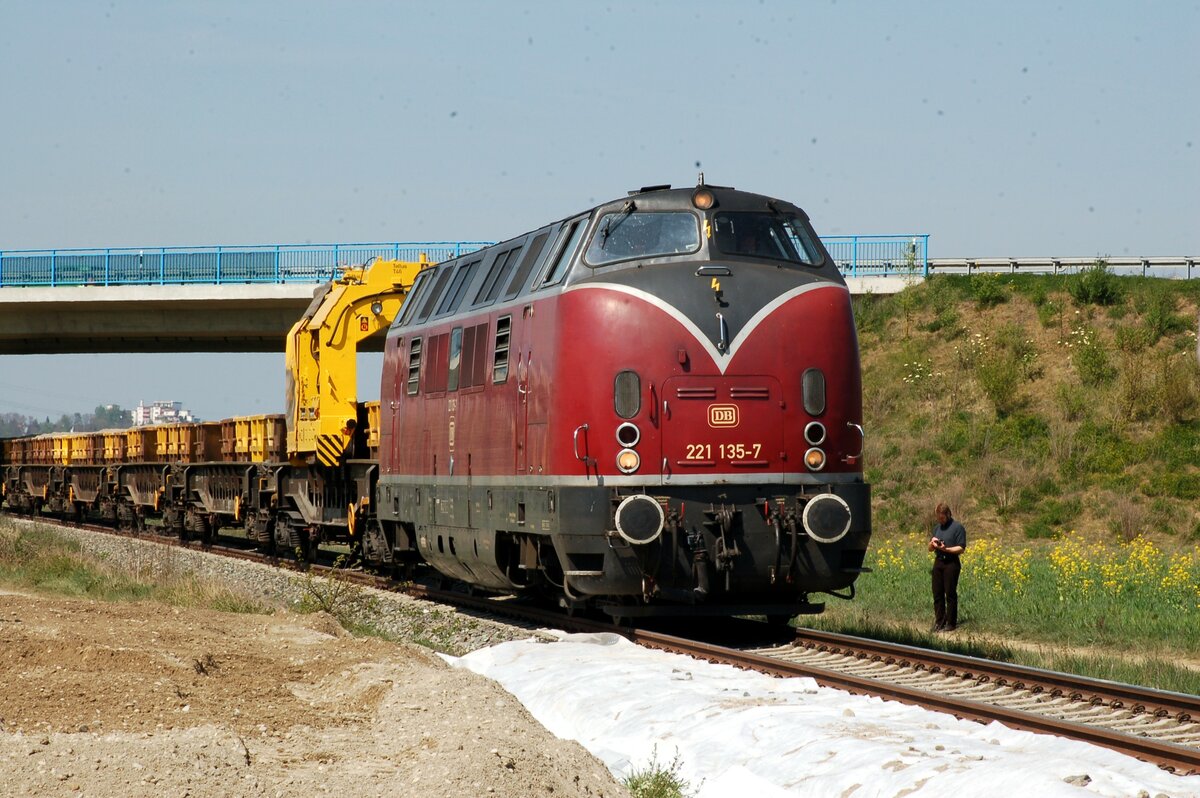 221 135-7 mit einem Materialbauzug bei Vhringen am 21.04.2007.