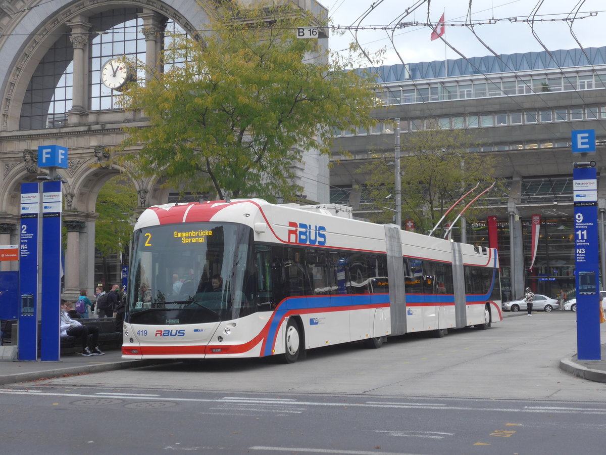 (221'414) - VBL Luzern - Nr. 419 - Hess/Hess Doppelgelenktrolleybus am 25. September 2020 beim Bahnhof Luzern