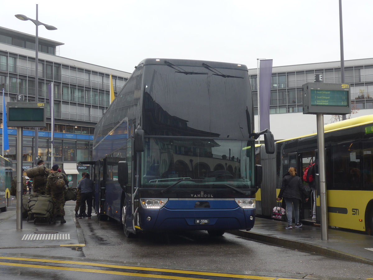 (222'700) - Schweizer Armee - M+5586 - Van Hool am 26. Oktober 2020 beim Bahnhof Thun