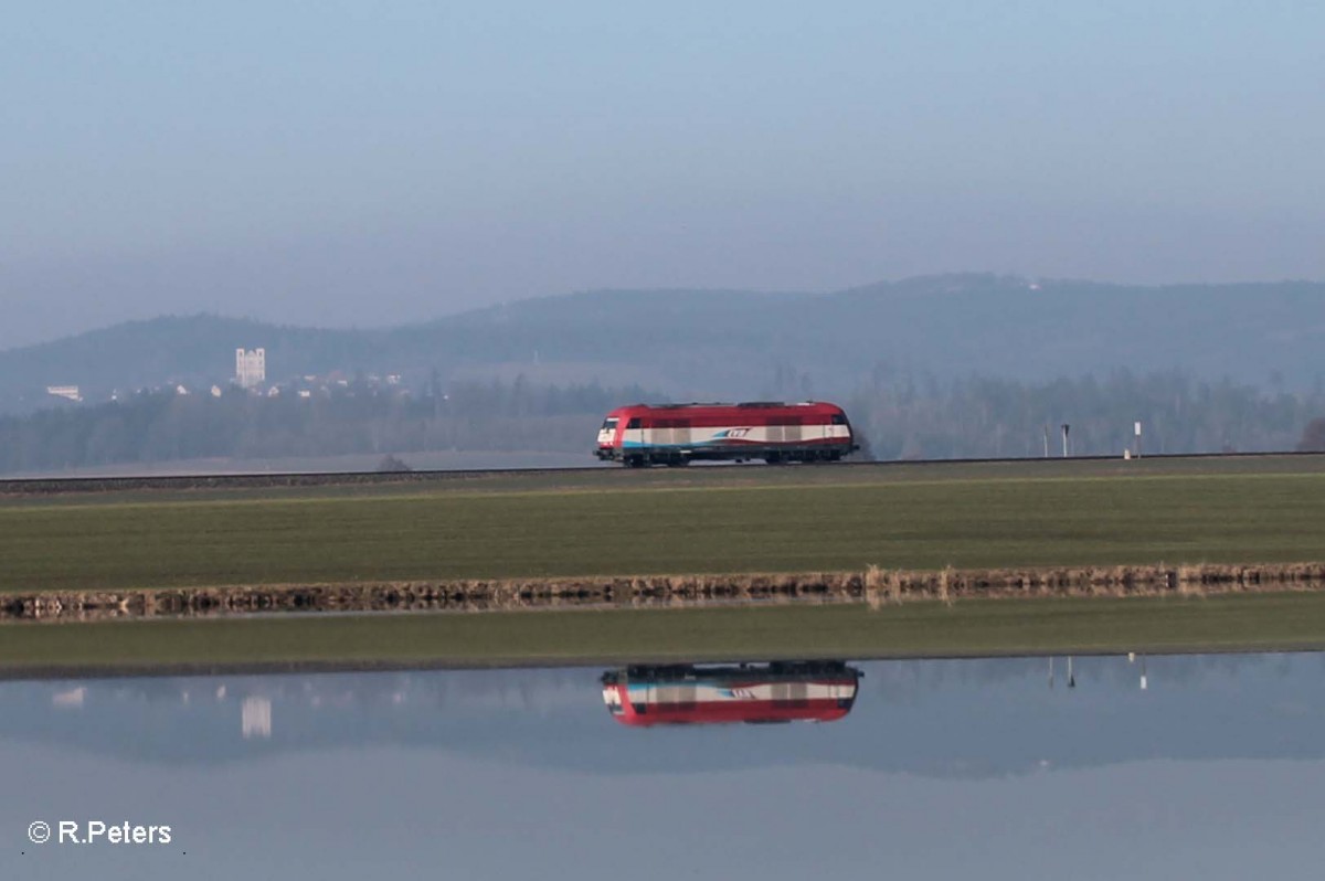 223 033 alias 420 13 kommt bei Oberteich als Lz zur�ck nach dem sie ein Kesselzug von Regensburg nach Cheb/Eger gebracht hatte. Im Hintergrund sieht man sie Wallfahrtskirche Maria Hilf in Fuchsm�hl. 18.03.16