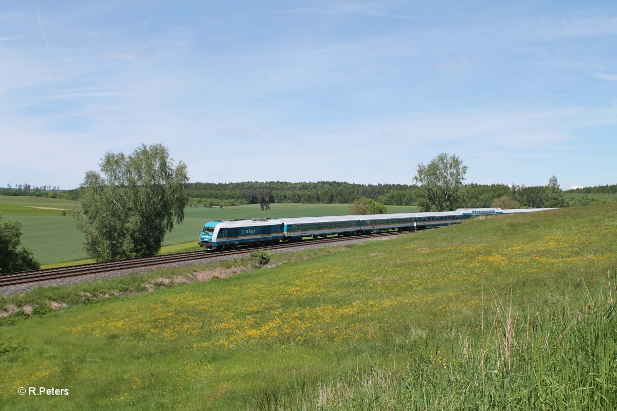 223 064 zieht bei Escheldorf mit dem ALX84115 Hof - M�nchen. 25.05.14