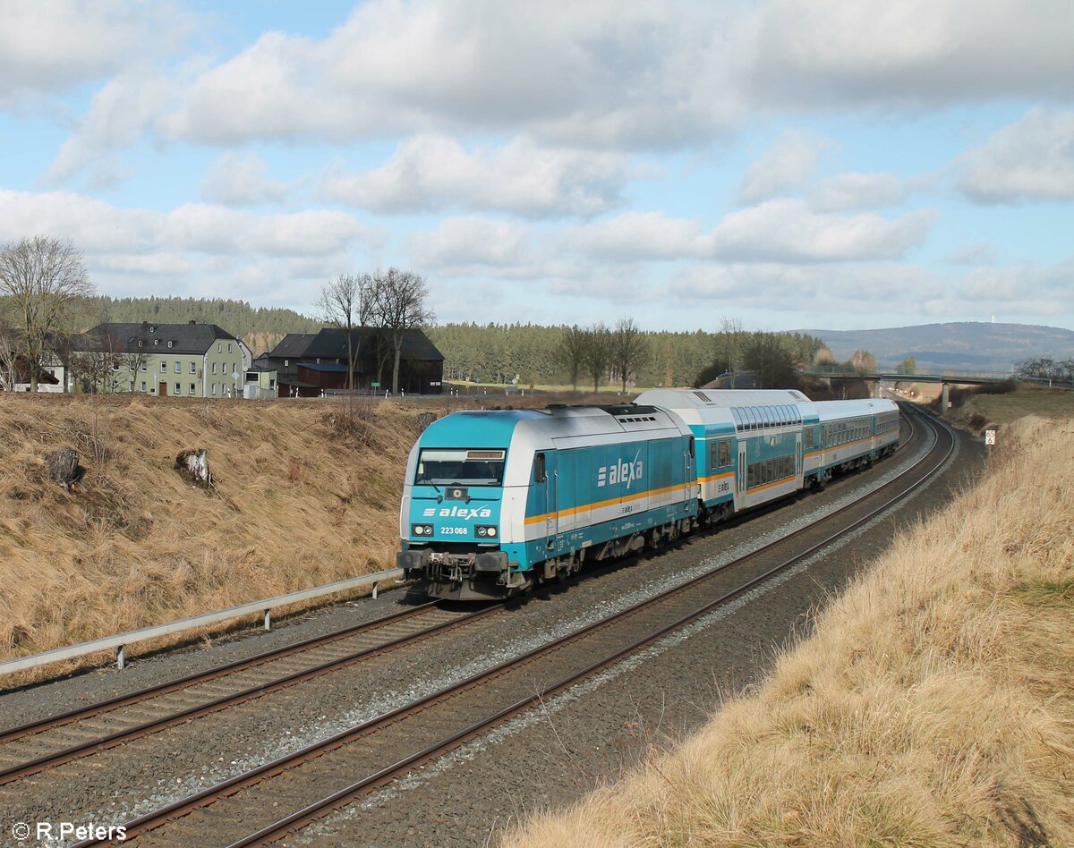 223 068 zieht bei Neudes den RE2 79856 Hof - M�nchen bei Neudes. 23.02.22