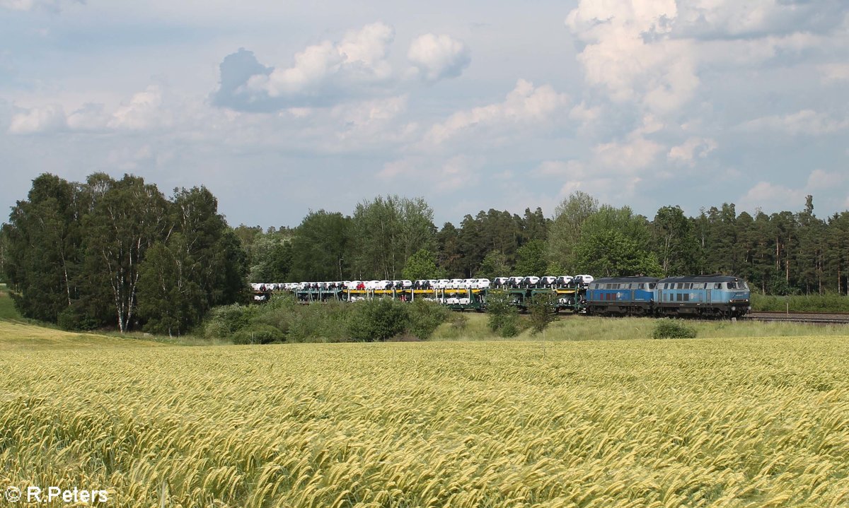 225 002 und 225 802 ziehen den Autozug von Glauchau nach M�nchen Hilbertshofen bei Sch�nfeld. 19.06.19