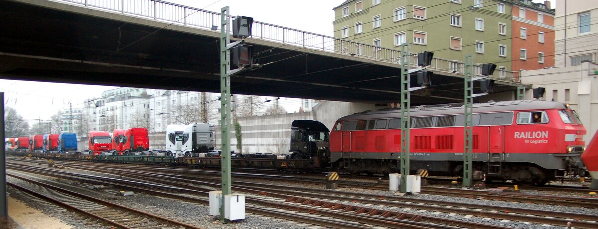 225 004-1 mit IVECO Sattelschleppern in Ulm am 26.01.2009.