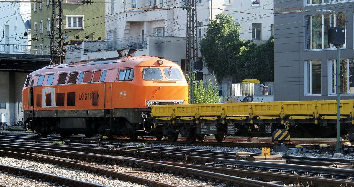 225 015-7 der BB Logistik mit Bauzug in Ulm am 31.08.2015.