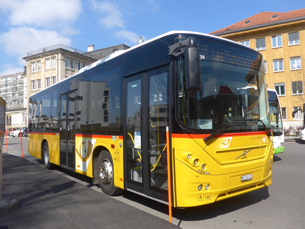 (225'053) - CarPostal Ouest - NE 154'310 - Volvo am 17. April 2021 beim Bahnhof La Chaux-de-Fonds