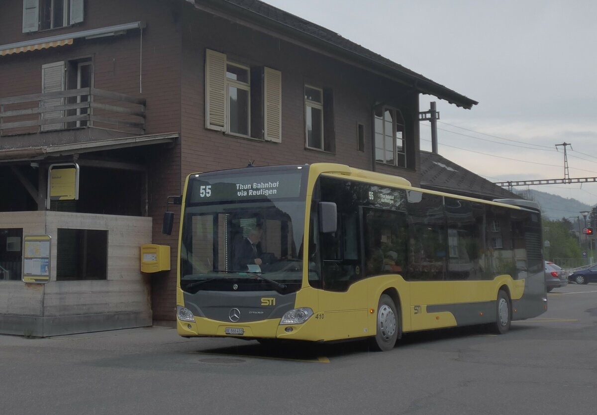 (225'228) - STI Thun - Nr. 410/BE 866'410 - Mercedes am 26. April 2021 beim Bahnhof Wimmis