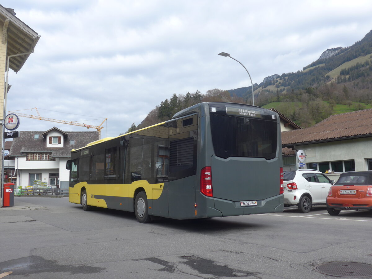 (225'330) - STI Thun - Nr. 404/BE 523'404 - Mercedes am 30. April 2021 beim Bahnhof Oey-Diemtigen