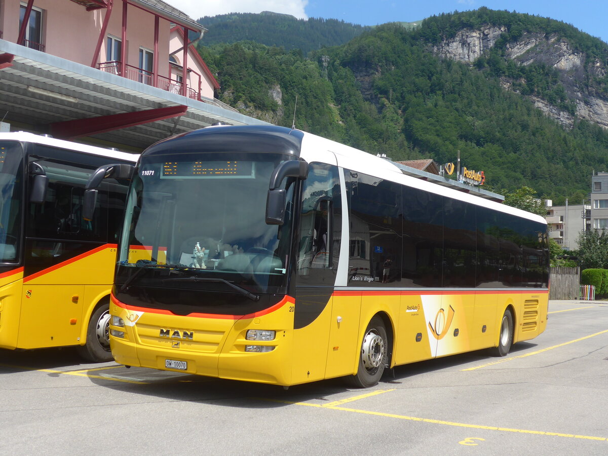 (226'276) - PostAuto Zentralschweiz - Nr. 20/OW 10'070 - MAN (ex Dillier, Sarnen Nr. 20) am 10. Juli 2021 in Meiringen, Postautostation