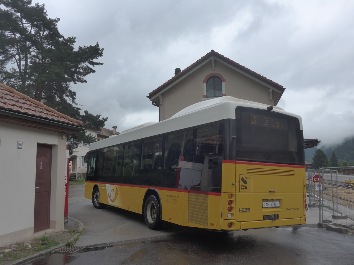 (226'858) - Auto-Transports, La Cte-aux-Fes - NE 1790 - Scania/Hess am 1. August 2021 beim Bahnhof Buttes