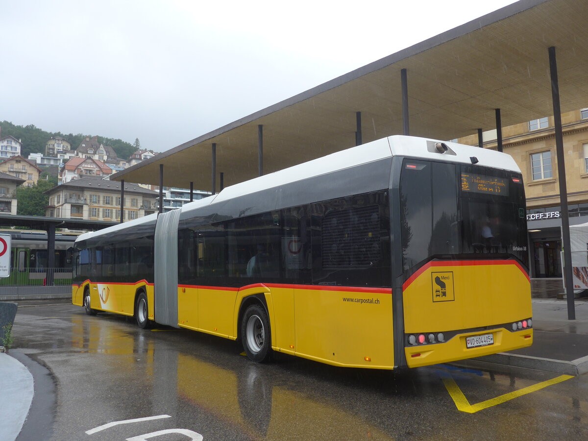 (226'939) - CarPostal Ouest - VD 604'405 - Solaris am 1. August 2021 beim Bahnhof Neuchtel