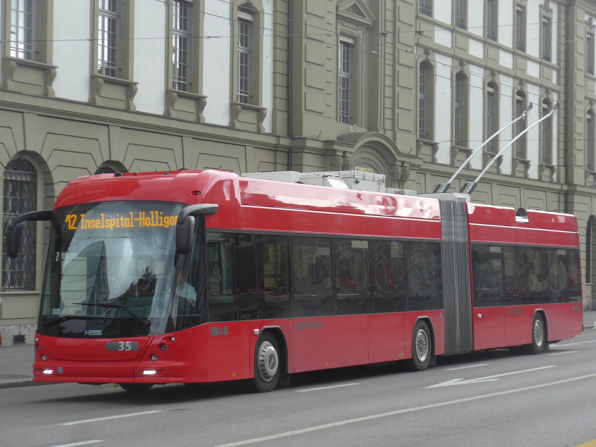(227'070) - Bernmobil, Bern - Nr. 35 - Hess/Hess Gelenktrolleybus am 7. August 2021 beim Bahnhof Bern