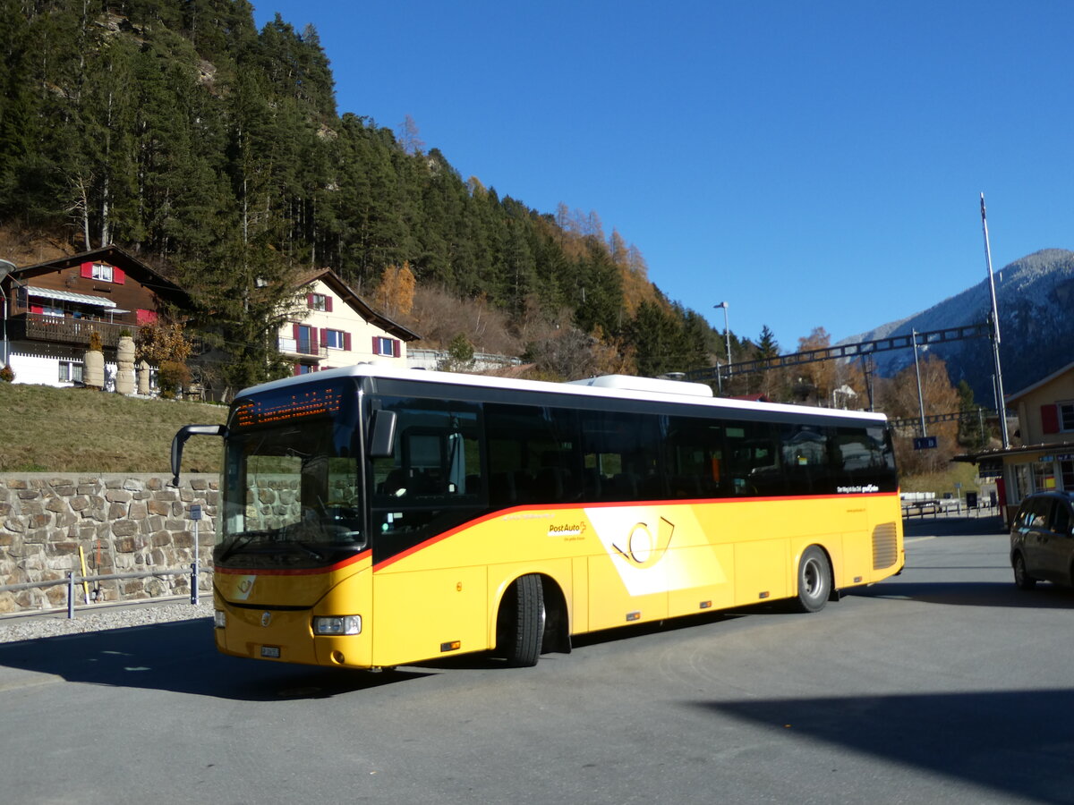 (230'038) - PostAuto Graubnden - GR 106'553 - Irisbus am 6. November 2021 beim Bahnhof Tiefencastel