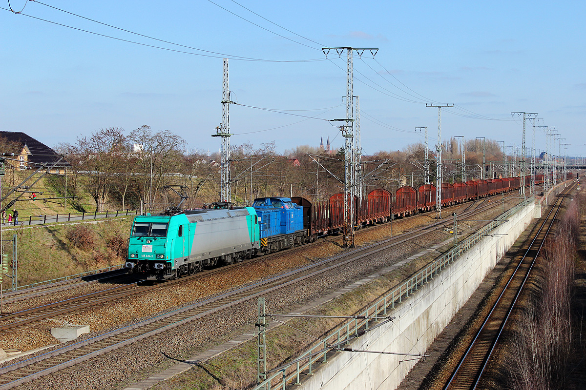 23.02.2014 13:27 Uhr - Ein leerer Holzzug der HLG mit 185 634 hatte in Stendal einen Halt eingelegt, um die Press 204 016 in den Zug einstellen zu können. Nun geht die Fahrt in Richtung Wittenberge weiter.