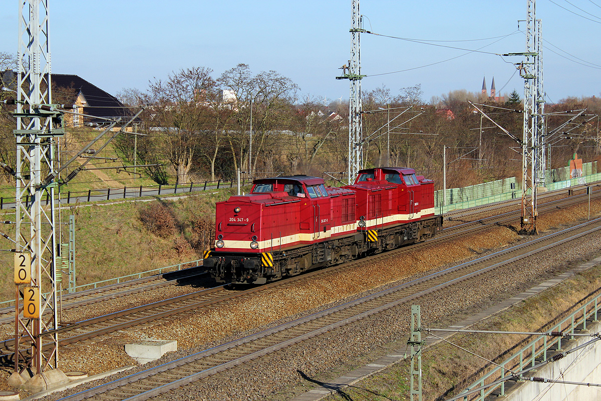 23.02.2014 14:21 Uhr - Die MTEG 204 347 + 311 fahren nach Niedergörne aus, um dort einen leeren Holzzug abzuholen.