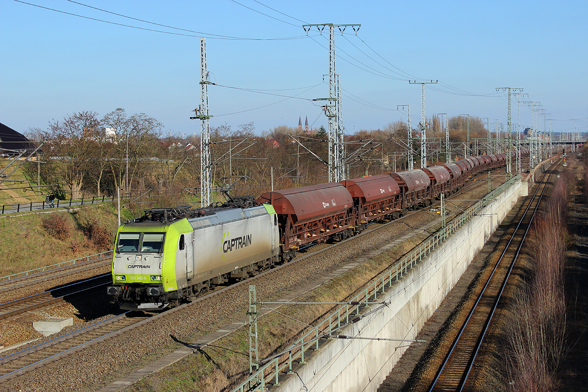 23.02.2014 14:35 Uhr - Nun durfte auch die Captrain 185 542 mit ihrem Getreidezug in Richtung Salzwedel ausfahren.