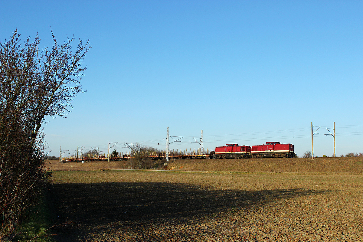 23.02.2014 16:16 Uhr - Das MTEG-Doppel 204 311 + 347 kommt mit ihrem leeren Holzzug aus Niedergörne herangerollt.