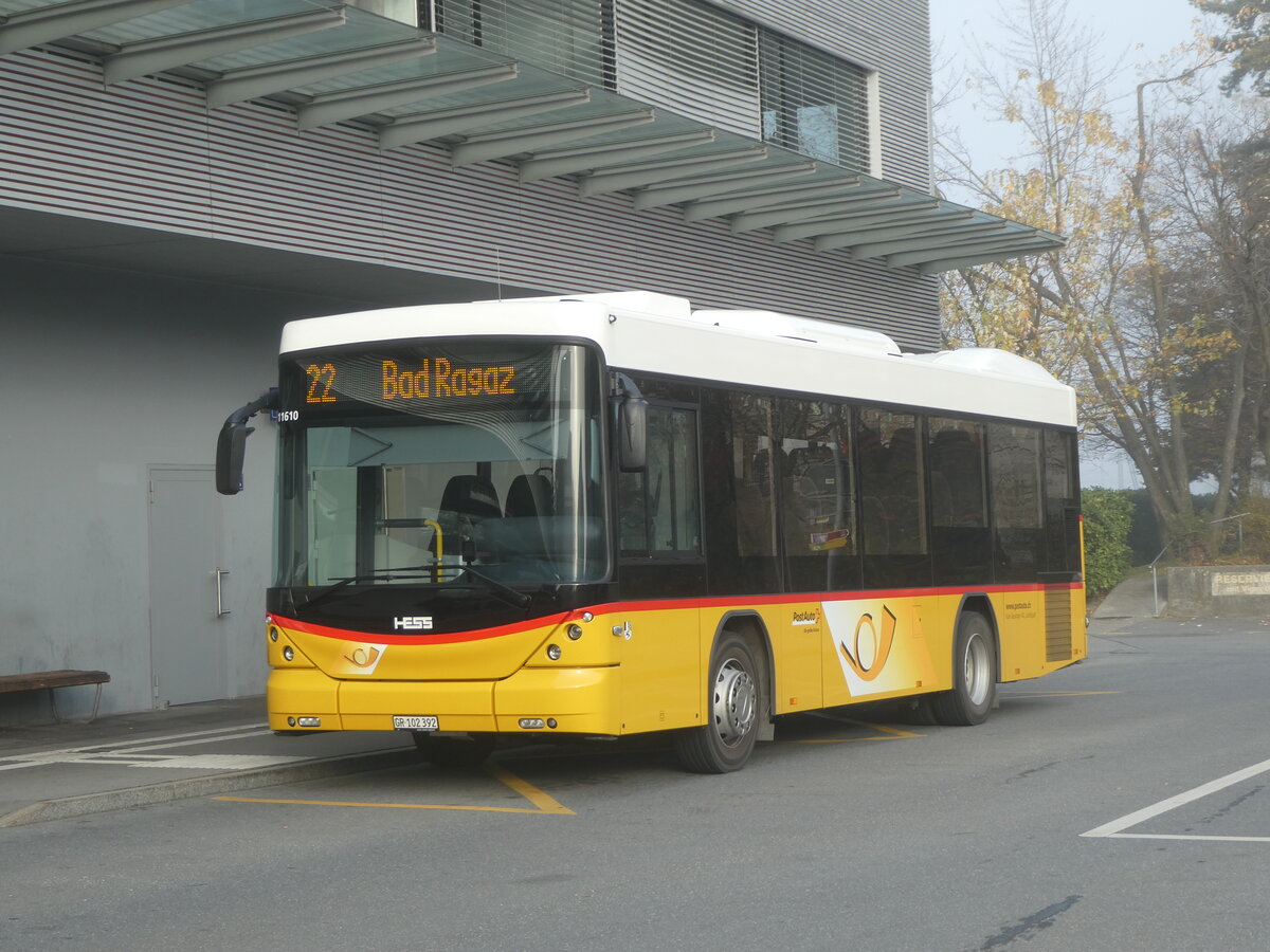 (230'507) - Gessinger, Bad Ragaz - GR 102'392 - Scania/Hess am 12. November 2021 beim Bahnhof Landquart 