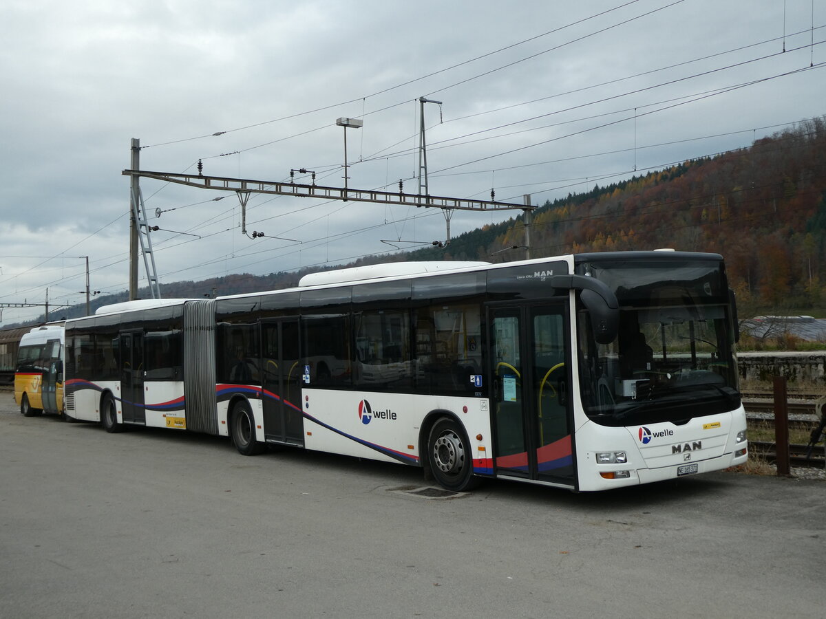 (230'693) - PostAuto Nordschweiz - NE 165'371 - MAN (ex AG 271'181) am 13. November 2021 beim Bahnhof Moudon (Einsatz CarPostal)