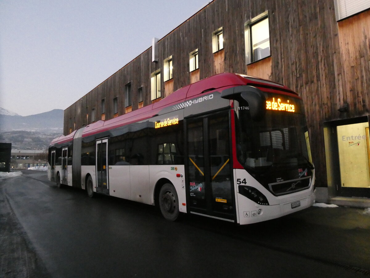 (231'503) - PostAuto Wallis - Nr. 54/VS 531'436 - Volvo am 18. Dezember 2021 in Sion, Garage