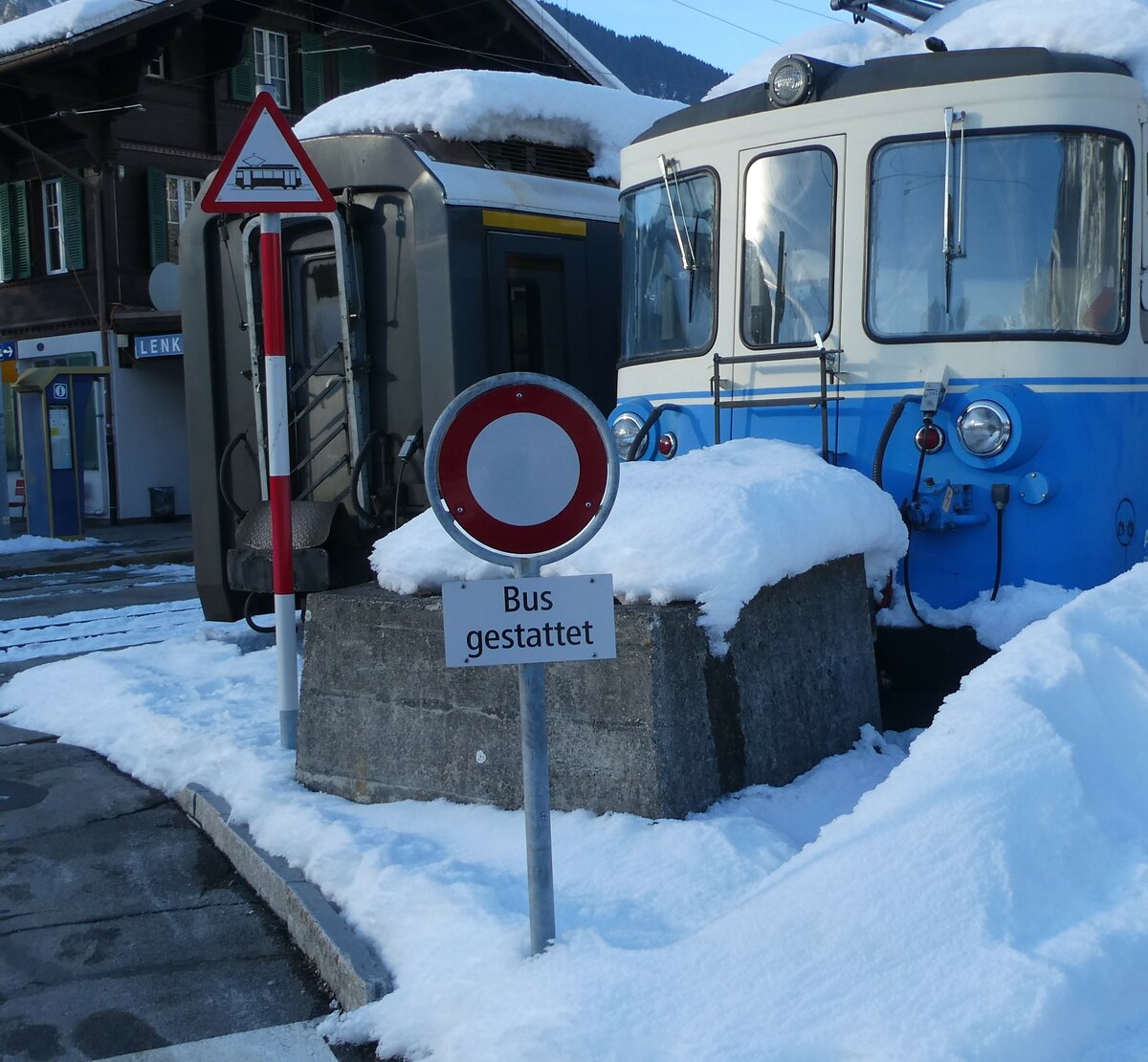 (231'540) - Bus gestattet am 20. Dezember 2021 beim Bahnhof Lenk