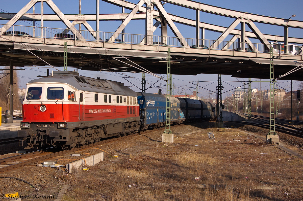 232 128-9 DB Schenker Rail Deutschland AG mit einem PKP-Cargo Falns Ganzzug, bei der Durchfahrt in Berlin Gesundbrunnen und fuhr in Richtung Berlin-Wedding weiter. 25.02.2014