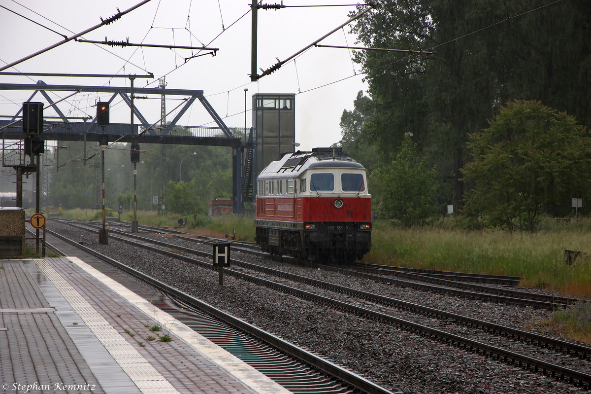 232 128-9 DB Schenker Rail Deutschland AG stand im Regen am Brandenburger Hbf und fuhr sp�ter in Richtung Werder(Havel) weiter. 27.05.2014