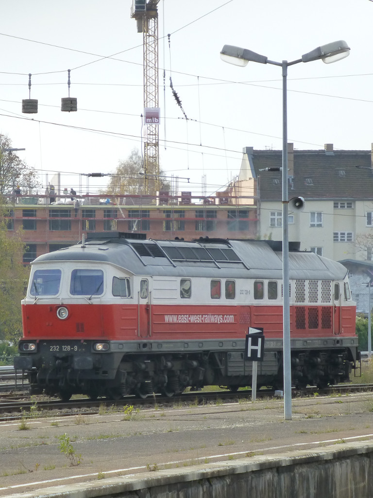 232 128-9 mit east-west-railways.com-Beschriftung am 1.11.13 in Lichtenberg. (URL f�hrt �brigens auf 404 von dbschenker.de) 