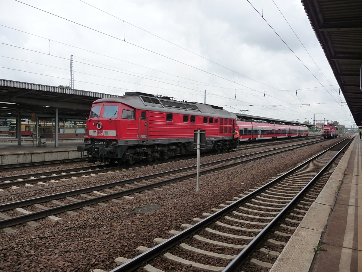 232 209 wird von ihrem Lokfhrer erklommen, um kurz danach in Richtung Westen davon zu fahren. 7.10.13, Schnefeld Flughafen