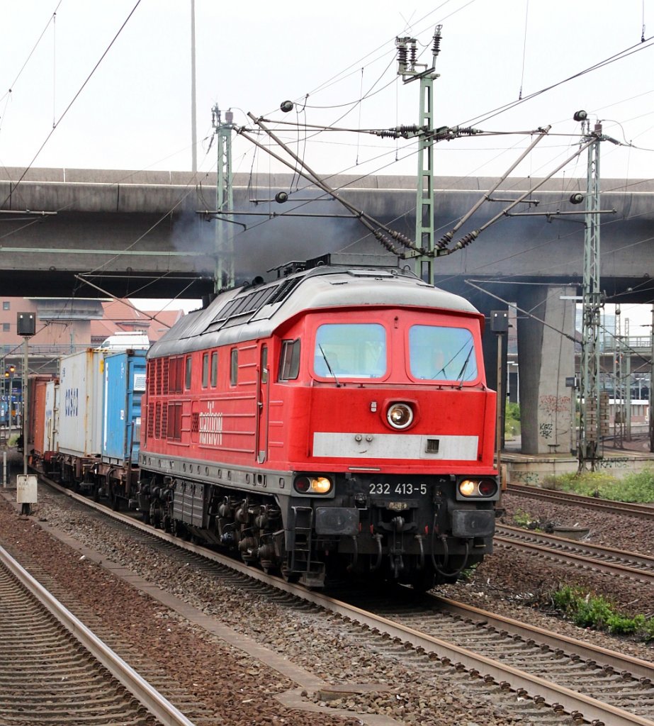 232 413-5 dieselt hier mit einem Containerzug durch Hamburg-Harburg. 07.09.2012