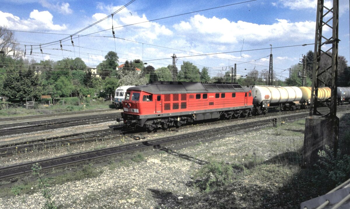 232 459-8 mit buntem Kesselwagenzug in Ulm am 07.05.2002.