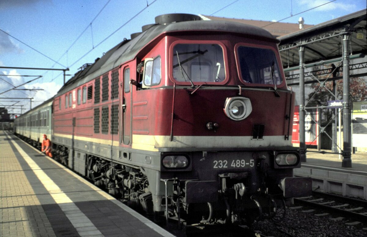 232 498-5 mit Nahverkehrszug in Nordhausen am 03.11.1999.