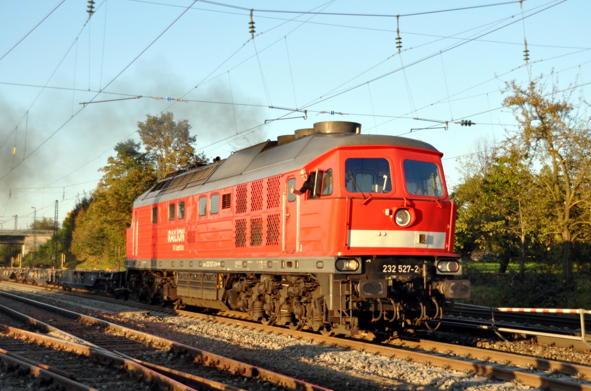 232 527-2 fährt mit einem fast leeren Containerzug durch Beimerstetten am 12.10.2010.