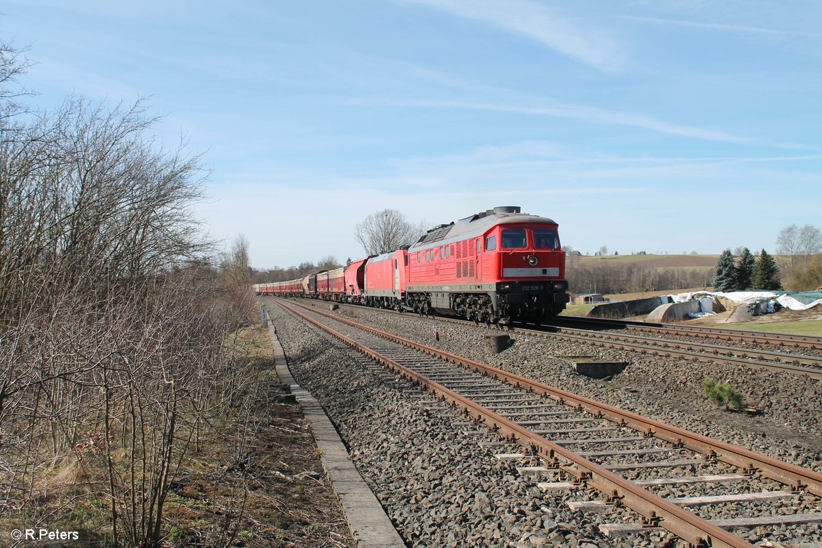 232 528-0 zieht bei Sch�nfeld/Wiesau den EZ 51716 N�rnberg - Senftenberg in Richtung Hof. 06.04.18