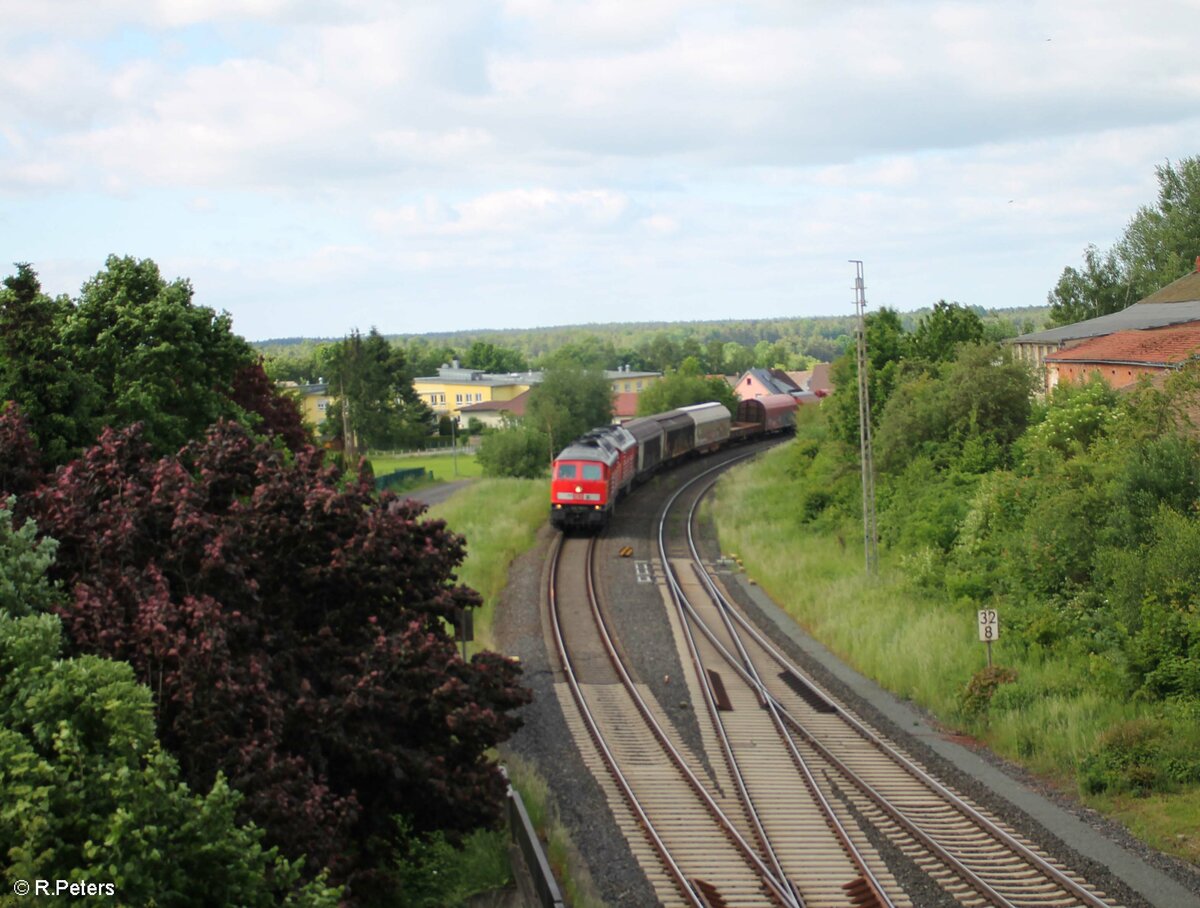 232 703 und 232 609 mit dem EZ 51716 NNR - Senftenberg bei der Einfahrt in Wiesau. 13.06.21