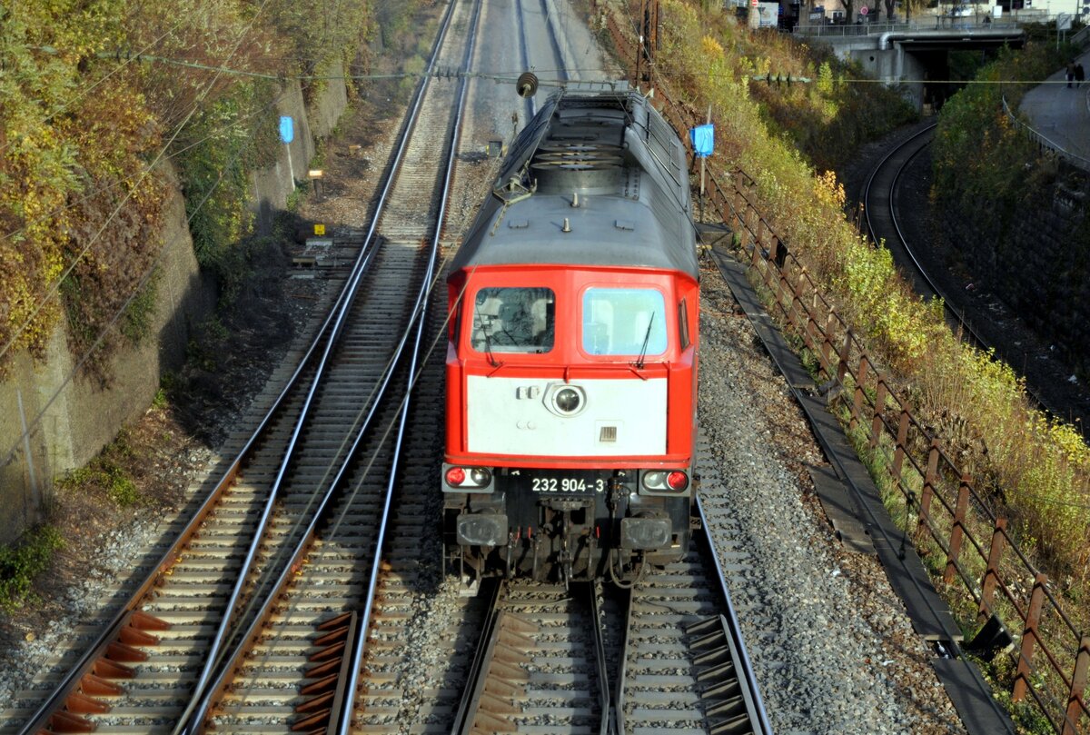 232 904-3 fährt in Ulm aus dem Güterbahnhof auf die Hauptstrecke Richtung Stuttgart am 04.11.2010.
