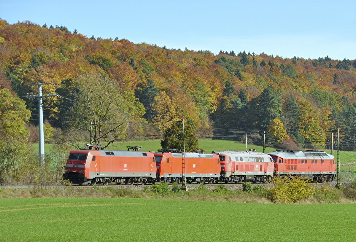 232 schleppt einen Lokzug mit 225; 152 und 152 011-3 bei Amstetten am 19.10.2012.