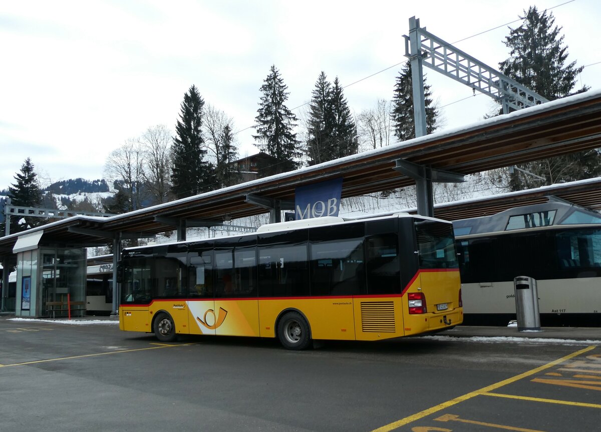 (232'258) - PostAuto Bern - BE 422'461 - MAN/Gppel (ex AVG Meiringen Nr. 61) am 22. Januar 2022 beim Bahnhof Gstaad