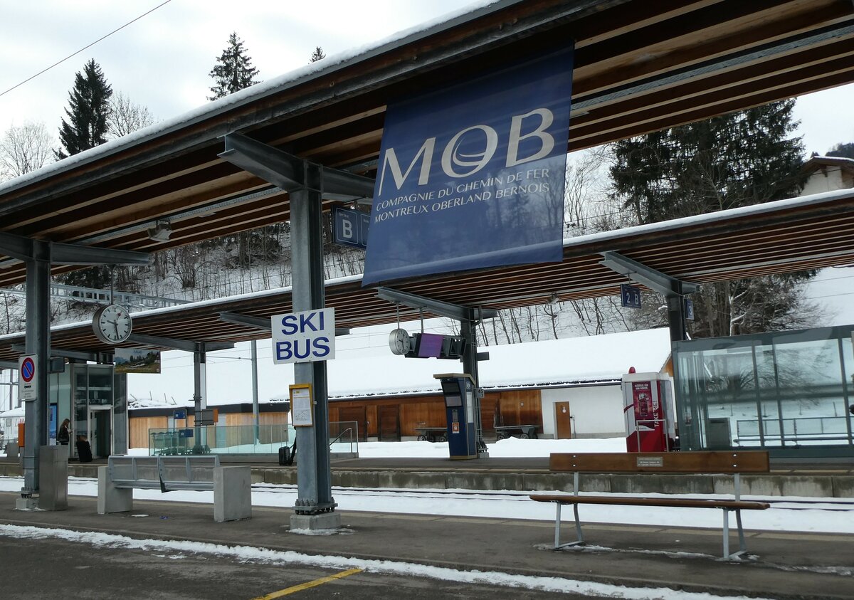 (232'259) - Skibus-Haltestelle am 22. Januar 2022 beim Bahnhof Gstaad