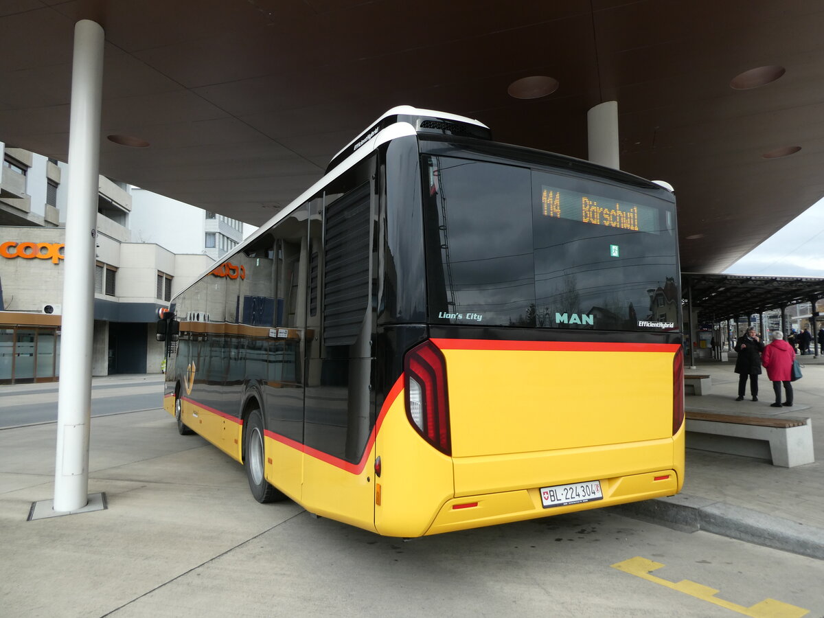 (232'683) - PostAuto Nordschweiz - BL 224'304 - MAN am 6. Februar 2022 beim Bahnhof Laufen