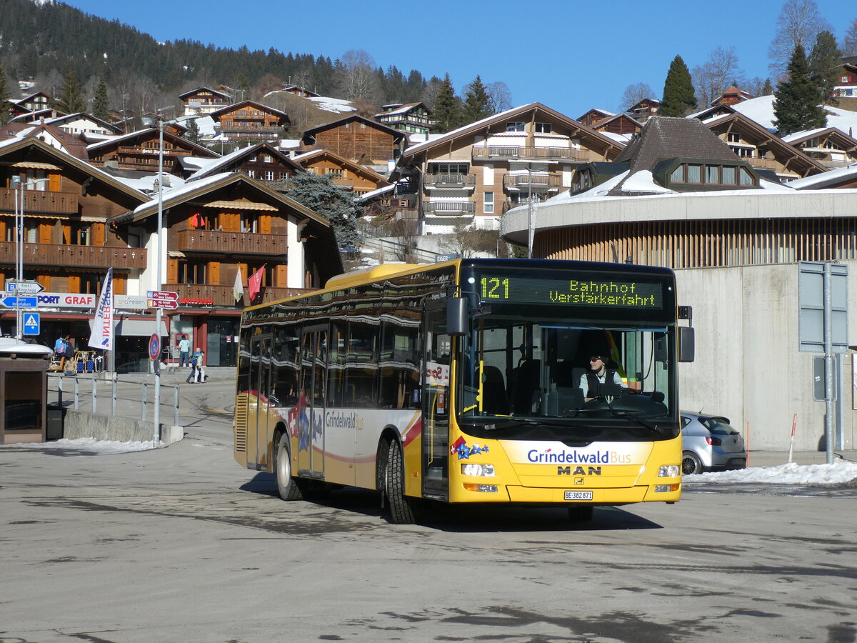 (232'884) - Grindelwaldbus, Grindelwald - Nr. 18/BE 382'871 - MAN/Gppel am 13. Februar 2022 beim Bahnhof Grindelwald