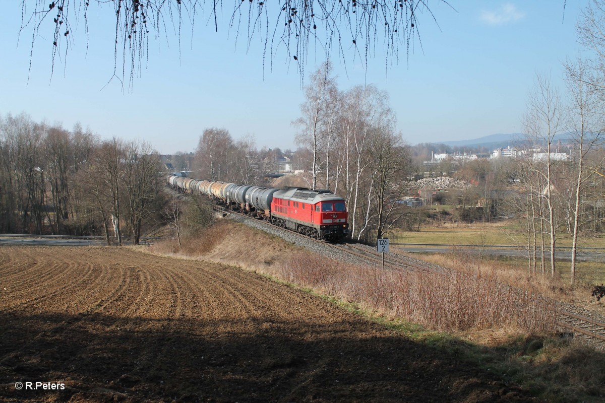 233 233-6 verl�sst mit einem Kesselzug aus N�rnberg nach Cheb den Ort Marktredwitz. 18.03.16