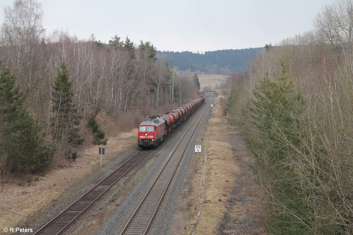 233 321-9 zieht mit einem Schotterzug (vermutlich von Pechbrunn) durch Immenreuth in Richtung N�rnberg. 27.03.18
