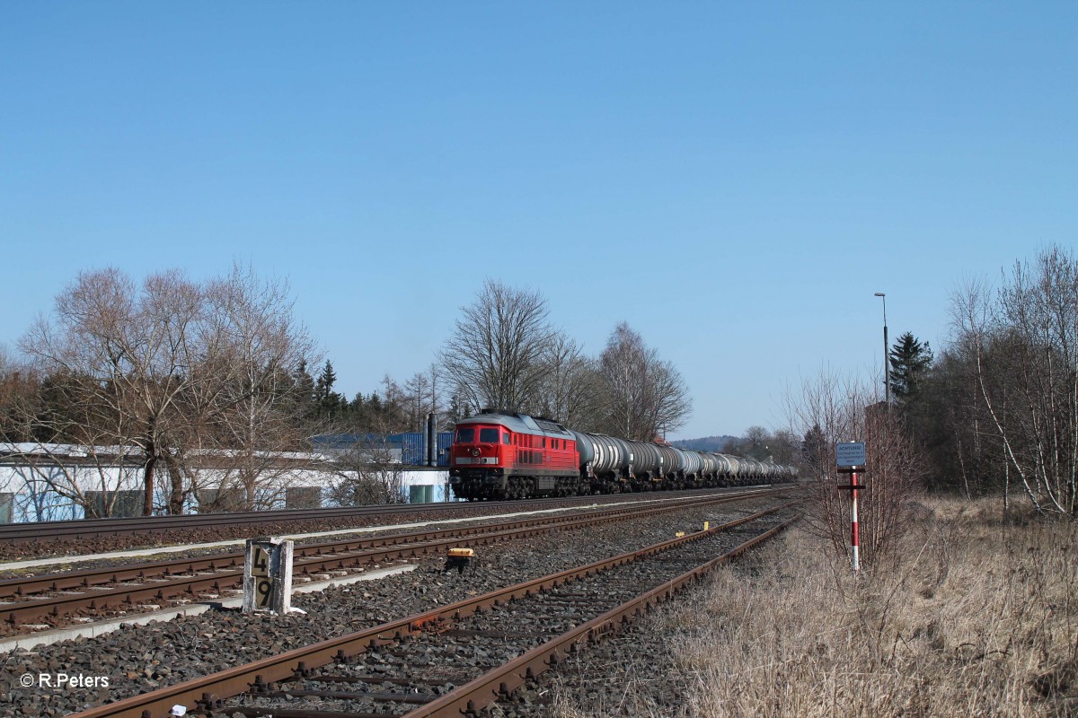 233 357-2 wartet in Pechbrunn mit dem Kesselzug N�rnberg - Hof auf die Weiterfahrt. 17.03.16